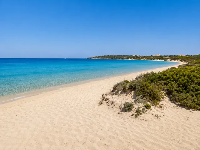 Le Saline, Calasetta — lunga spiaggia di sabbia chiara con dune, acqua turchese trasparente e macchia mediterranea