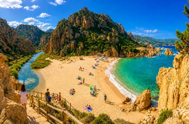 Li Cossi, Trinità d'Agultu — cala selvaggia raggiungibile a piedi tra rocce granitiche, sabbia chiara e mare turchese