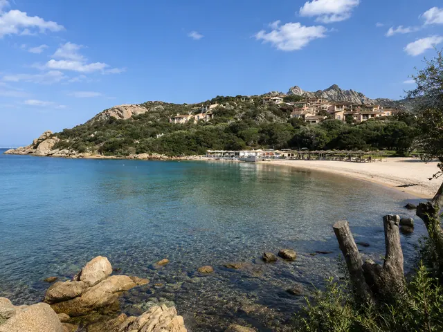 Liscia di Vacca, Arzachena — baia riparata con sabbia chiara, acqua trasparente e granito rosa della Costa Smeralda