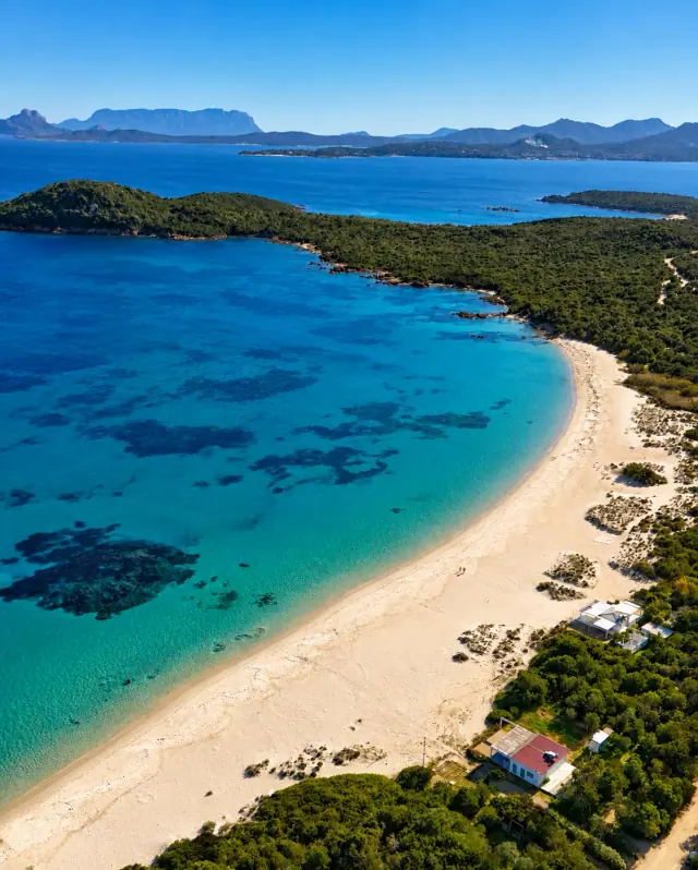 Liscia Ruja, Arzachena — la spiaggia più lunga della Costa Smeralda con sabbia chiara e mare turchese