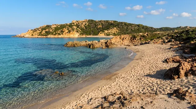 Lu Litarroni, Aglientu — cala selvaggia con sabbia dorata, rocce granitiche calde e acqua trasparente color smeraldo