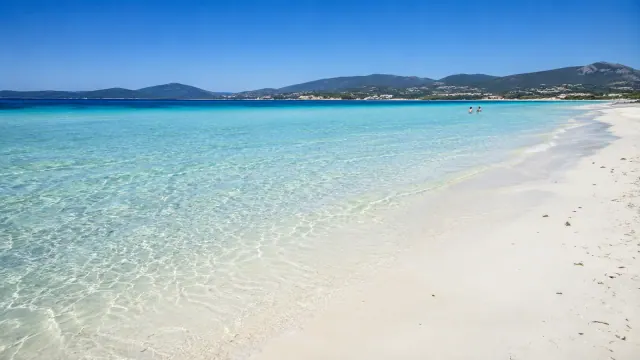 Maria Pia, Alghero — sabbia bianchissima e acqua trasparente con vista sulle colline di Capo Caccia