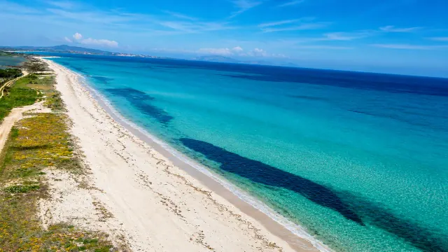 Marina di Sorso — lunghissima spiaggia di Platamona con sabbia chiara e mare cristallino sfumato