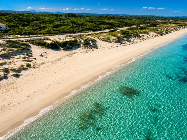 Marritza, Sorso — lunga spiaggia di sabbia chiara con dune, pineta e acqua turchese cristallina