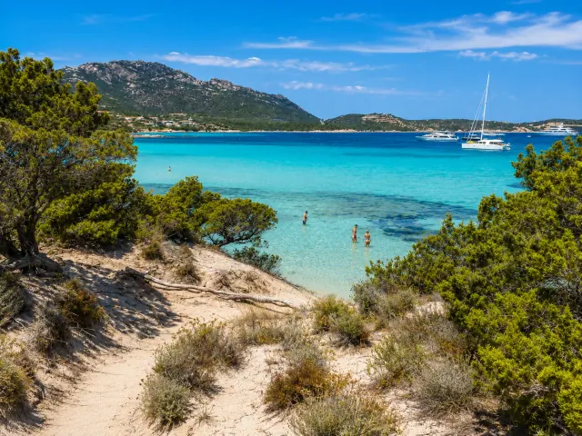 Grande Pevero, Arzachena — baia con sabbia chiara, mare turchese e vegetazione mediterranea