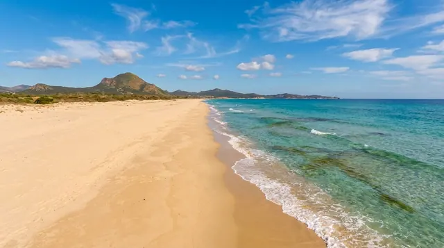 Piscina Rei, Muravera — vasta spiaggia di sabbia dorata con acqua turchese trasparente e profilo dei monti dei Sette Fratelli sullo sfondo