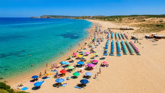 Pistis, Arbus — ampia spiaggia dorata con dune e mare cristallino sulla Costa Verde