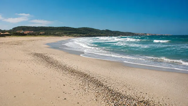 Platamona, Sorso — lungo arenile con onde leggere e costa aperta sul mare