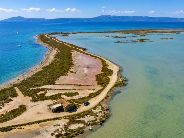 Porto Botte, Giba — lunga spiaggia bianca con acque turchesi e dune verdi