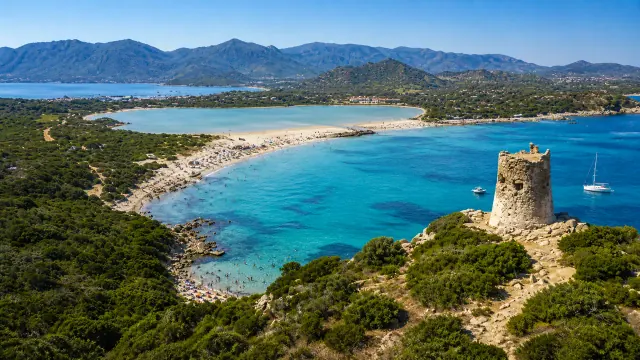 Porto Giunco, Villasimius — sabbia bianca tra mare turchese e stagno di Notteri con torre