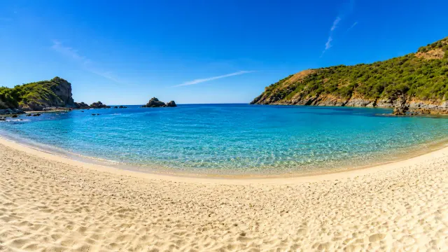 Porto Managu, Magomadas — piccola baia con sabbia chiara, ciottoli e mare azzurro