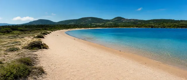 Porto Pozzo, Santa Teresa Gallura — baia tranquilla con sabbia dorata, acqua calma e colline sullo sfondo