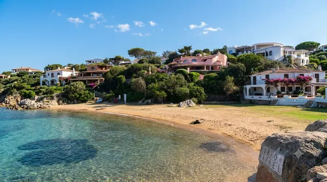 Porto Rafael, Palau — piccola spiaggia del borgo con acqua limpida, ville sul mare e scogli granitici