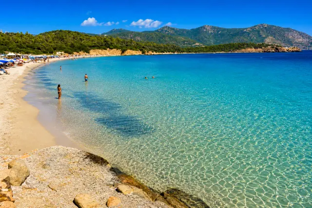 Porto Tramatzu, Teulada — baia con sabbia bianca finissima, mare turchese cristallino e colline verdi