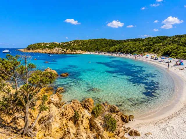 Spiaggia del Principe, Arzachena — mezzaluna di sabbia chiara con acqua trasparente e granito scolpito