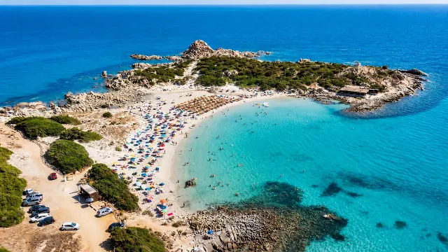 Punta Molentis, Villasimius — cala riparata tra rocce di granito con acqua turchese
