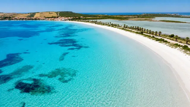 Putzu Idu, San Vero Milis — lunga spiaggia bianca con palme e mare cristallino