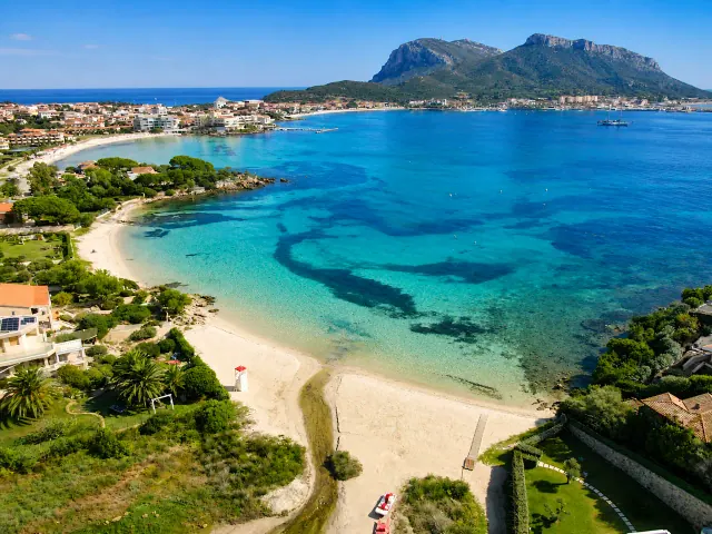 Quinta Spiaggia, Golfo Aranci — vista aerea sulla baia con Capo Figari sullo sfondo