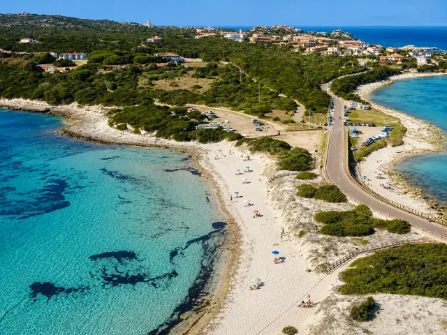 Rena di Ponente, Santa Teresa Gallura — vista aerea dell'istmo sabbioso con doppia baia turchese