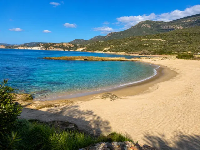 S'Abba Druche, Bosa — piccola baia sabbiosa con acqua azzurra e costa rocciosa