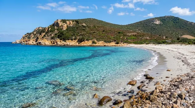 S'Ortixeddu, Teulada — cala con acqua cristallina turchese, sabbia chiara e rocce granitiche dorate