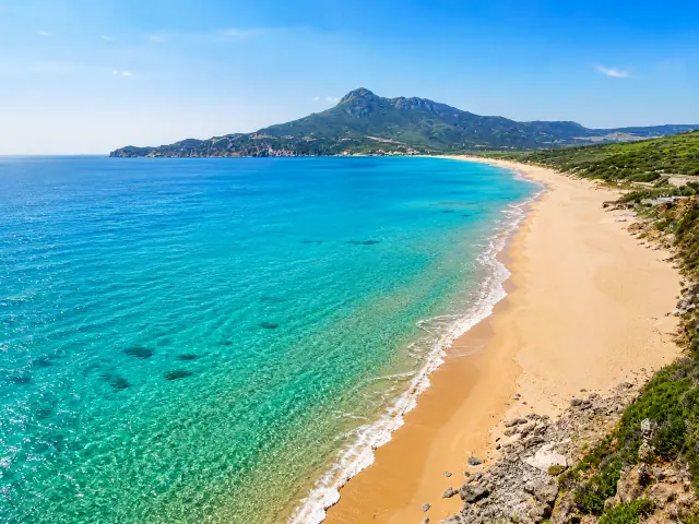 San Nicolò, Buggerru — sabbia dorata e mare turchese sotto il monte
