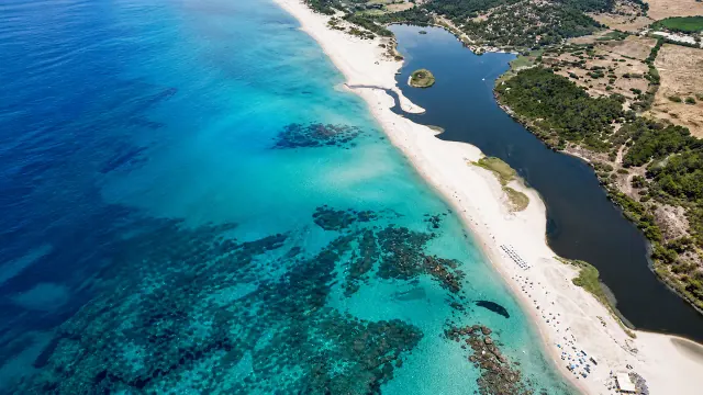 San Pietro a Mare, Valledoria — vista aerea della foce del Coghinas con sabbia bianchissima e mare turchese