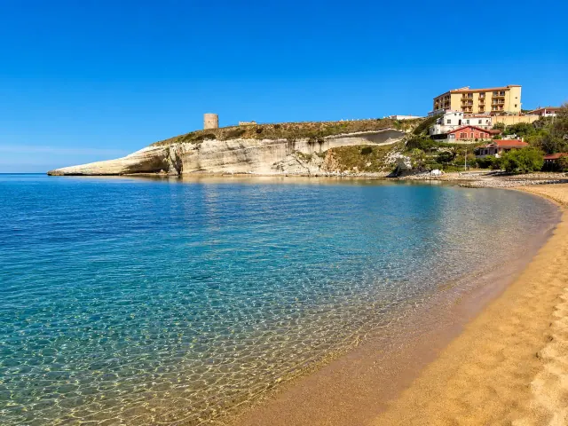 Santa Caterina di Pittinuri, Cuglieri — baia con scogliera bianca e torre costiera