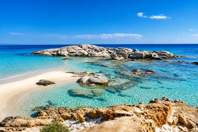 Scoglio di Peppino, Castiadas — iconico scoglio tondo nel mare turchese tra rocce granitiche