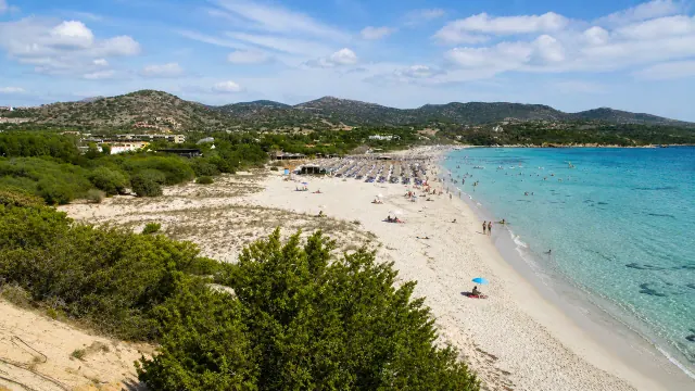 Spiaggia di Simius, Villasimius — lunga spiaggia di sabbia chiara con dune, pineta e mare cristallino