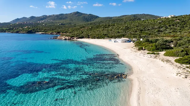 Spiaggia Bianca, Golfo Aranci — sabbia bianca e acqua turchese cristallina in una baia riparata