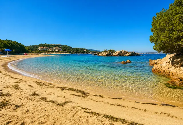 Li Cuncheddi, Olbia — baia di sabbia dorata con scogli granitici e acqua cristallina