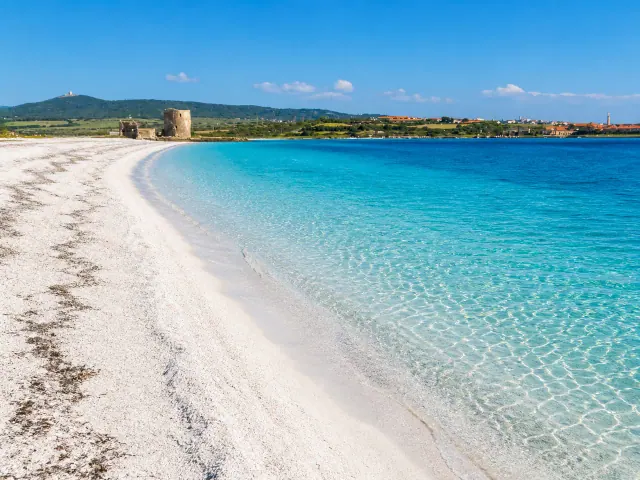 Spiaggia delle Saline, Stintino — sabbia bianchissima, acqua turchese e antiche torri sullo sfondo