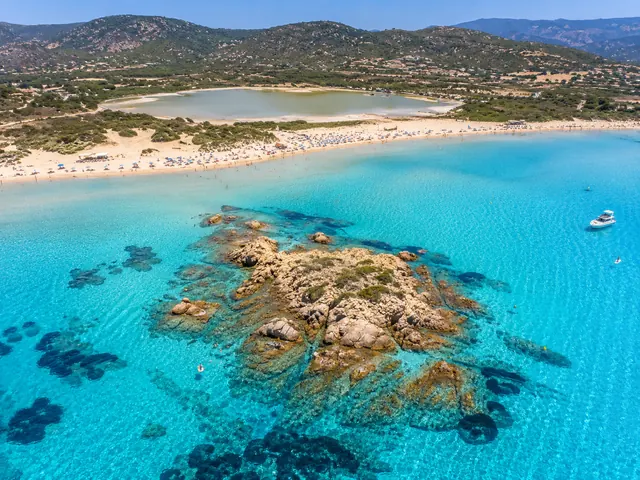 Su Giudeu, Domus de Maria — vista aerea con isolotto granitico, sabbia bianca e mare turchese