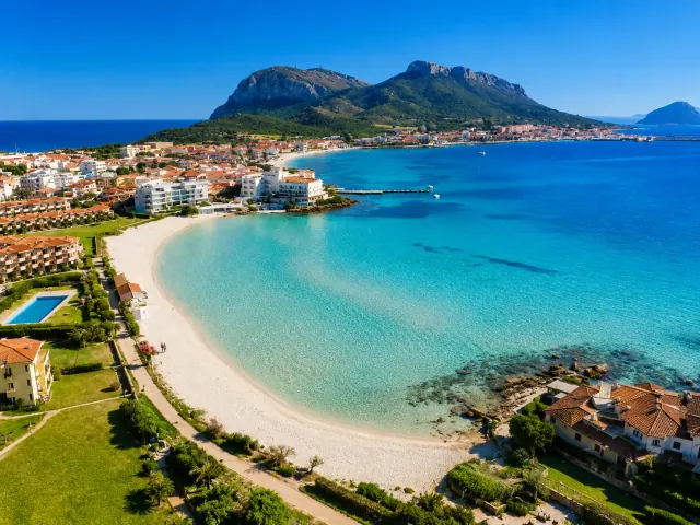 Terza Spiaggia, Golfo Aranci — baia di sabbia bianca con acqua turchese e vista sul golfo