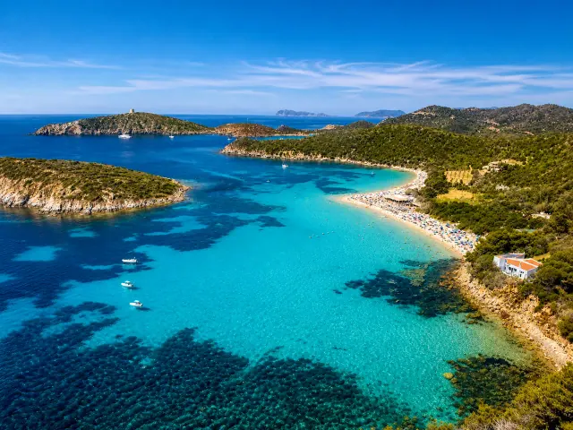 Tuerredda, Teulada — baia a mezzaluna con isolotto e acqua cristallina