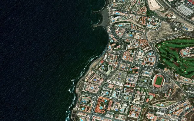 Vista satelital de la costa alrededor de la playa