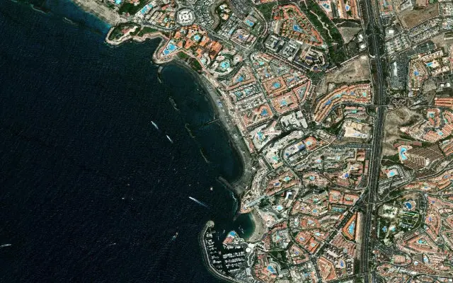 Vista satelital de la costa alrededor de la playa