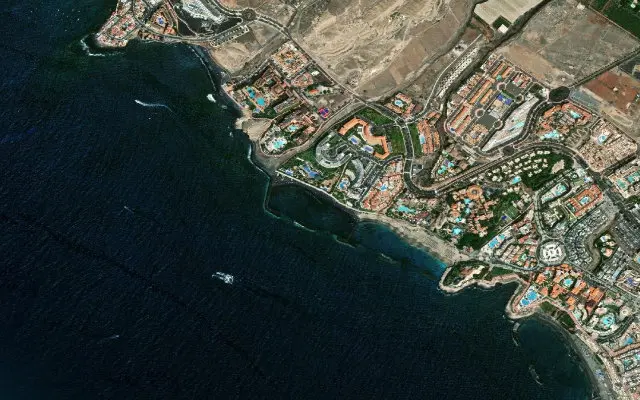Vue satellite de la côte autour de la plage