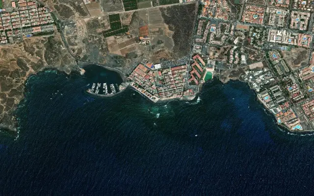 Satellitenansicht der Küste rund um den Strand