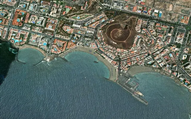 Satellitenansicht der Küste rund um den Strand