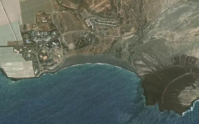 Vista satelital de la costa alrededor de la playa