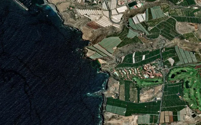 Vista satelital de la costa alrededor de la playa
