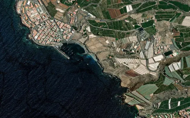 Satellitenansicht der Küste rund um den Strand