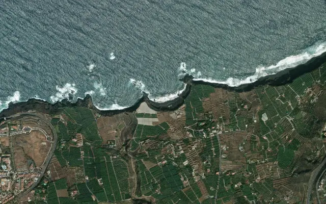 Vue satellite de la côte autour de la plage
