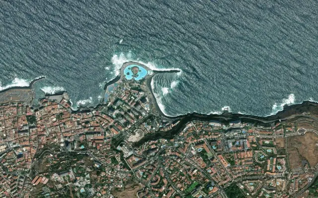 Satellitenansicht der Küste rund um den Strand