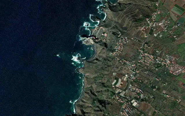 Satellitenansicht der Küste rund um den Strand